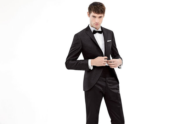 意大利经典男装品牌1911 Lubiam Cerimonia，以流畅的线条剪裁、细致奢华的质感、优雅的气质而深受欢迎。它旨在打造高雅、内敛的男士风尚。本季推出的男士礼服系列，设计简约而雅致，既有经典的黑蓝白纯色礼服来体现男士的稳重，也有彰显男士独特性格的暗花。