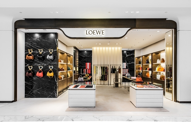 LOEWE罗意威之家全新概念精品店在北京SKP盛大开幕，标志着LOEWE罗意威品牌在艺术及设计领域的不断前行。著名建筑师Javier Carvajal于20世纪为LOEWE罗意威打造出极富创意的摩登空间，而本月在北京SKP一层登陆的LOEWE罗意威之家正是以其为灵感。