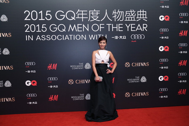 #2015GQ年度人物盛典# @刘涛 身穿Oscar de la Renta荷叶边黑白礼服亮相红毯。