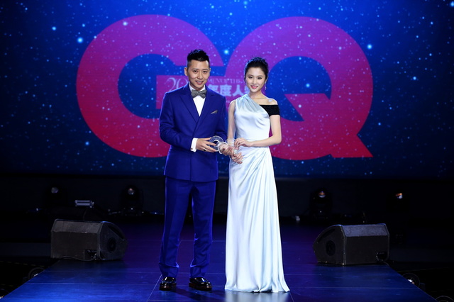 2015GQ年度人物盛典 颁奖晚宴 张慧文为年度设计师刘昊威颁奖典