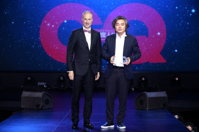 2015GQ年度人物盛典 颁奖晚宴 H&M大中华区总经理Magnusolsson为年度风尚作家张嘉佳颁奖