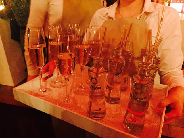 当晚的GQ之夜喝点数不尽的香槟与这些号称跟金子一样珍贵的泉水。