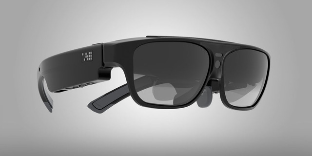 ODG R-7智能眼镜配置为Android系统以及高通骁龙处理，可以单独使用，不与智能手机进行连接，而且外形小巧。ODG R-7的屏幕分辨率为1280×720，在鼻夹上方还搭载了一个可以进行自动对焦的720p摄像头，能够与虚拟现实App搭配工作，很方便。
参考价格：2750美元（约合人民币18617元）
