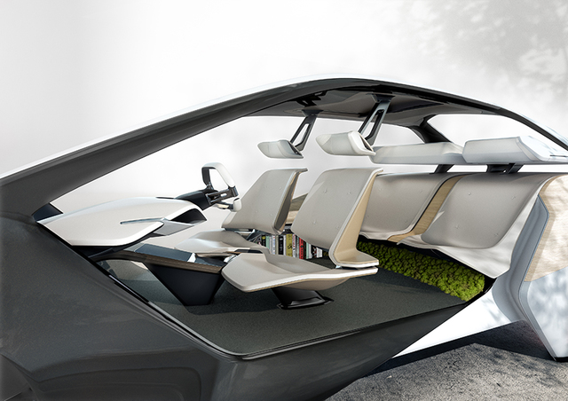 为此，书房式的车厢设计便随着这辆BMW i Inside Future来到CES展会与众人相见。简约舒心的家居式座椅，还有不对称后座都是为了让车内的乘客更好的“面对面”交谈。
