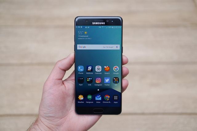 NO.2 Galaxy S8
据称Galaxy S8发布时间将在今年的3月下旬，与其前任S7一样，S8也将配置OLED显示屏，不过不同之处在于之前的Galaxy S系列手机 都采用的是Adobe RGB色域技术，而S8将可能会采用DCI-P3技术。有消息称，S8会采用曲面屏设计，并放弃平面屏幕版本。
