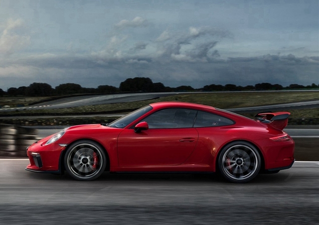 如此快的车速，那安全真的可以保障吗，会不会太快偏离轨道呢。完全不用担心，911 GT3采用了米其林为赛道性能所开发的PS CUP 2轮胎，该轮胎拥有极强的抓地力，可以为911 GT3在过弯时提供更强的稳定性。