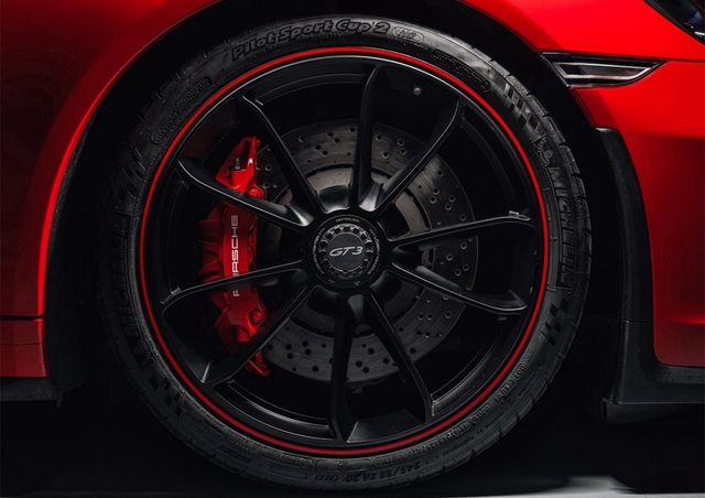 专注，高车速下必备技能，Porsche 911 GT3充分考虑到了这一点，在内饰方面，采用了最安全稳定的颜色——黑色。全黑的内饰配色，并且在方向盘等较长触摸的区域使用了翻毛皮的材质包裹。三幅式运动方向盘取消了多功能按键，降低了其在激烈驾驶的误操作等现象的发生。