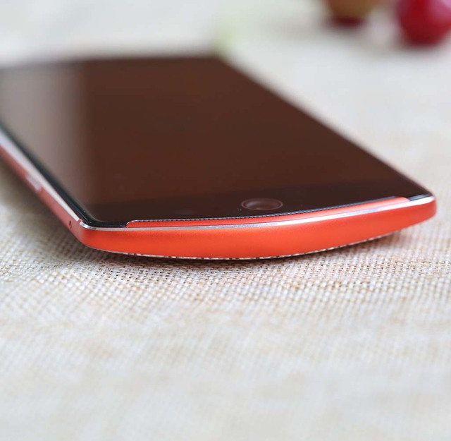 NO.4美图T8
今年1月12日美图新款手机T8诞生，一听手机的名字就知道它的主要功能是在拍照方面，特别是美颜和自拍的功能。此款手机有魔力橙、玫瑰金、耀目蓝、宝石灰多款新颖而又独特的配色，也符合现在时尚女性和自拍族的要求。手机具有双像素前置摄像头，快速对焦可以达到毫秒级别，同时还具有夜间自拍功能。手机正面是一块5.2英寸分辨率为1080P的2.5D AMOLED屏幕，这个尺寸很适合女性用户进行单手操作的。所以从配色到自拍，再到操作都适合女性用户，当然男性用户也可以考虑。
参考价格： 4099元
