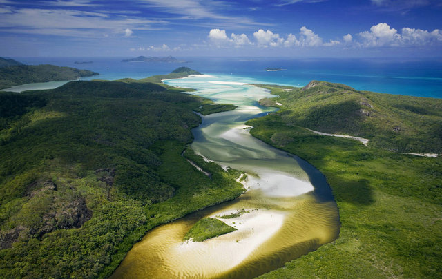 推荐理由：漫步在吱吱作响的沙滩上，畅游在世界奇观之中。澳大利亚大堡礁是世界七大奇观之一，而圣灵群岛中最大的岛屿，汉密尔顿岛则拥有大堡礁附近的唯一一座商业机场。你可以在直升机上俯瞰海中礁石，还可以乘船来到白色沙滩。这白色沙滩凉爽且美丽，引人啧啧称奇。