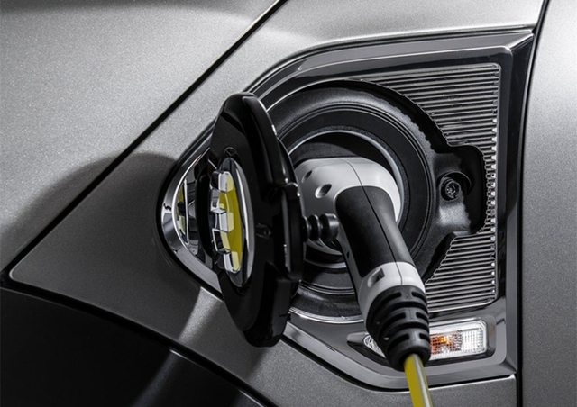 满电状态下新车能以纯电行驶40km，在Max eDrive模式下最高时速可达125km/h，至于在Auto eDrive模式下系统则会主动分配电力与燃油引擎运作，在80km/h以下以电力为主、并适时发动引擎作为动力辅助。