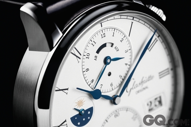 德国顶级制表品牌格拉苏蒂原创发布了一款华丽高雅且革新创造的机械杰作，这就是搭载全新 Calibre 89-02 机芯的议员世界时腕表。继 2012 年推出精致华丽的环球陀飞轮腕表之后，此次发布的新款环球腕表是这家萨克森制表厂为全球旅行者打造的又一机械艺术杰作。尽管工艺复杂，但这款非凡惊人的腕表却极为简单易用，专为日常生活设计。

 

懂得欣赏精湛德国制表工艺的行家一定会赞赏这款议员世界时腕表，不但为其优雅美观的外表所倾倒，更为其内部精巧卓绝的机械工艺所叹服。新款 Calibre 89-02 自动上链机芯是格拉苏蒂原创专为时下的全球旅行者制造的当世经典。通过一系列精心设计、高度整合的复杂功能组合，这款时计可以同时显示两个时区的时间。时区环共有 37 个世界时区可供使用者选择，每个时区均以国际航空运输协会 (IATA) 为该时区主要国际机场指定的机场代码表示。24 个时区与格林尼治标准时间 (GMT) 保持以 1 小时为单位的偏移量，8 点钟位置的夏令时 (DST) 或标准时 (STD) 视窗显示黑色的 IATA 代码，10 个时区与格林尼治标准时间 (GMT) 保持以 30 分钟为单位的偏移量，用蓝色IATA代码显示，剩余3个时区与格林尼治标准时间 (GMT)保持以15分钟或45分钟偏移量，用红色 IATA 代码显示，不同颜色的代码让使用者一眼就可以分辨手表与格林尼治标准时间的偏移量。