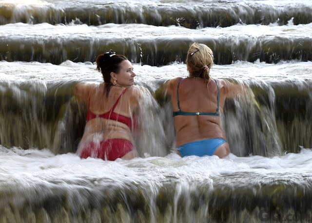 捷克多布里丘维瑟，两名妇女趴在河里冲凉避暑。   