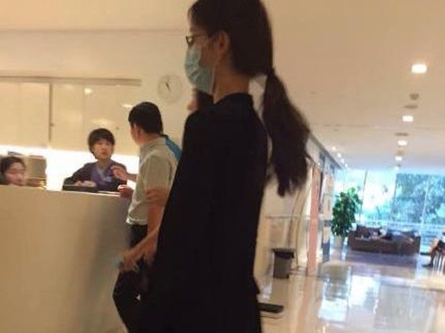 2015年7月16日上午，网友“松村汀Tina”在个人微博中发布一组在医院疑似偶遇奶茶妹妹的照片，并留言：“今天来和睦家体检。刚刚撞见奶茶妹妹了，据说是孕检。”
