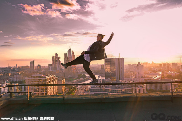 近日，在中国香港，高空俯拍摄影爱好者拍摄了一组令人叹为观止的空中图片。近些年屋顶俯拍变得越来越流行，俄罗斯小伙OlegCricket（化名）更是推陈出新，加进了许多独特而又极其危险的元素。其中的一些场景中，他将自己悬挂在距离地面数百英尺的屋顶上或起重机顶上。更甚者，他由朋友抓着胳膊悬挂在高楼半空中。让你不得不感叹：原来照片还可以这么拍！