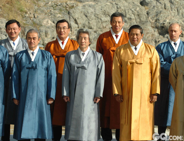 2005年APEC峰会在韩国釜山举行，韩式大褂“图鲁马吉”是此届峰会的领袖服装。