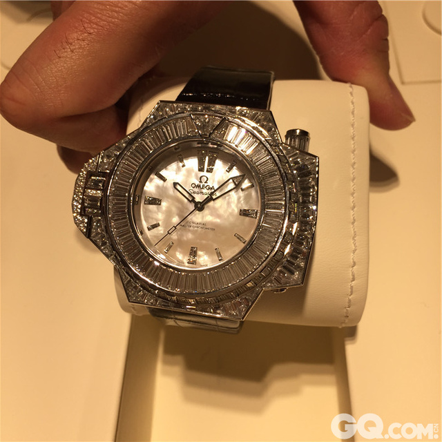 欧米茄今年竟然带来了钻石腕表！而且是由1195颗钻石镶嵌而成，售价581万，表款取名”Iris”，以希腊女神为名。迪拜土豪推荐款。