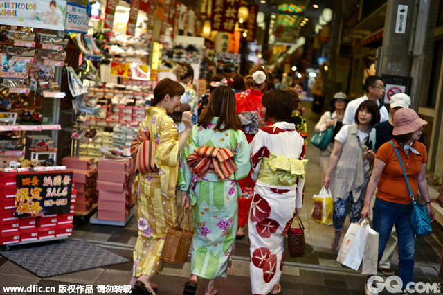 锦市场在1615年作为鱼市场开张，至今已经有400年历史了，这里被称为是“京都的厨房”，各种美食纪念品应有尽有。当地时间2013年7月18日，日本京都，亚洲游客穿着和服逛锦市场。