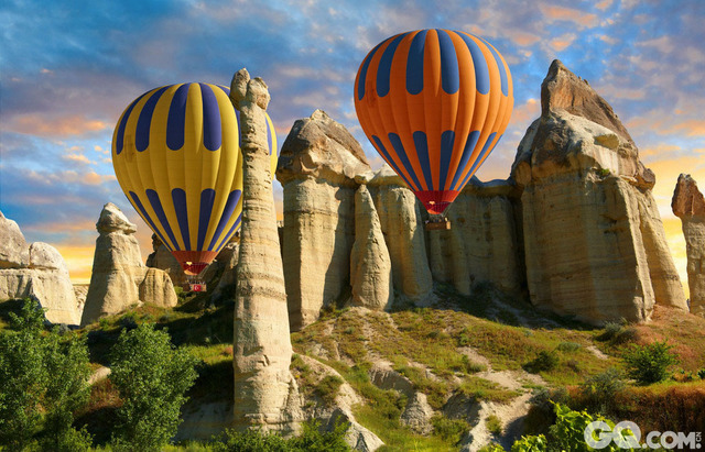 被誉为“外星球”的土耳其卡帕多奇亚，已经成为了地球上最适合乘坐热气球的地区之一。在清晨，当数以百计的热气球迎着朝霞腾空而起的瞬间，仿如童话世界般奇妙！