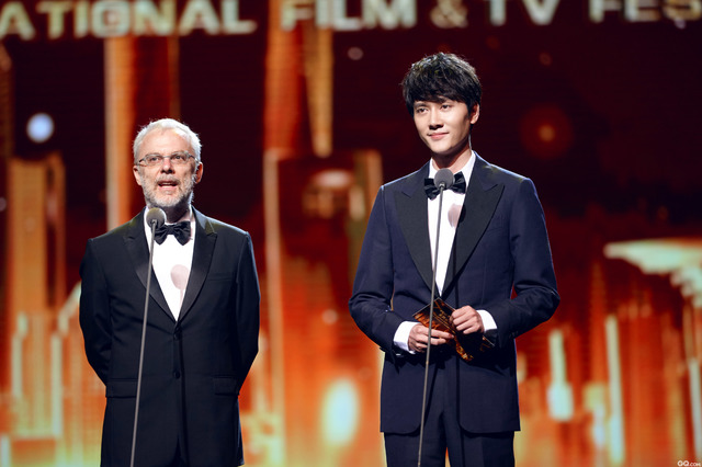 北京时间6月19日晚，冯绍峰着@dunhill 午夜蓝戗驳领西服出席第19届上海国际电影节金爵奖颁奖典礼。