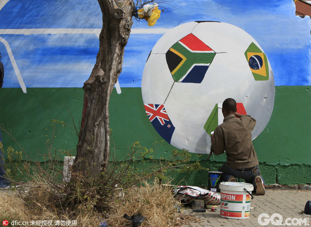 足球主题壁画一名艺术家正在绘制足球主题壁画。