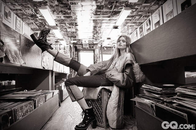 当地时间2016年8月16日，近日，Rag & Bone 2016秋冬广告大片发布，超模Abbey Lee Kershaw与Freja Beha Erichsen携手演绎。