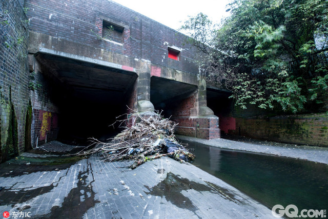英国伯明翰摄影师Michael Scott拍摄了一组当地的地下水道，这些下水道建造于维多利亚时期，隐藏在喧嚣繁华的工业名城下，见证了伯明翰著名黑帮团伙Peaky Blinders的兴起没落，跨越百余年至今仍在使用。