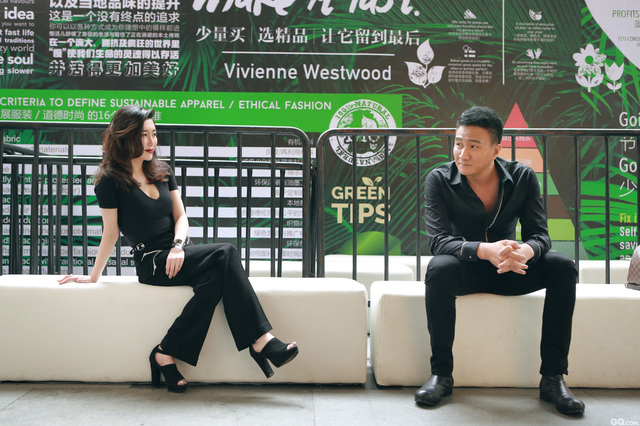 作为中国最具影响力的时尚盛会——上海时装周，新开设的分会场之一就是位于淮海中路的时尚圣殿连卡佛，并以”Green Code”为主题大力开展新时尚宣言。作为备受时装界关注及追捧的跨界先锋力量，此番更是大力邀请JUN by YO入驻并在10月19日重磅开启时装周荷尔蒙大秀，这也是JUN by YO品牌创始人胡军和王怡鸥女士即9月6日首秀之后、全身心投入的第二场颇具新力量的时装品牌绿色发布秀，消息发出后立刻受到各方时尚潮人的热力关注和追捧。