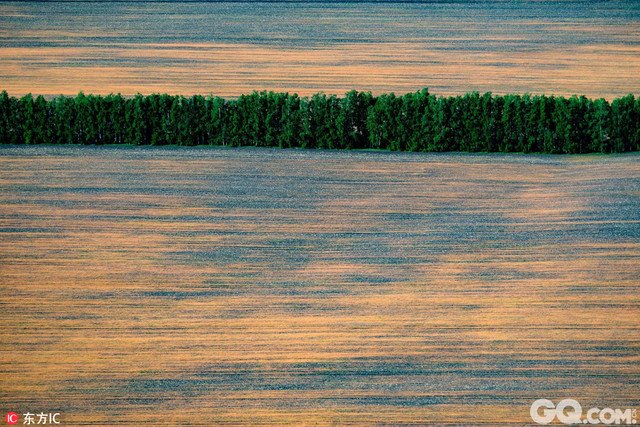 俄罗斯，摄影师Serquei Fomine空中俯拍别尔哥罗德州，星罗棋布的田地、渐变色的铁矿、格子铺一样的车库，还有城市里鳞次栉比的房屋。一组空中俯瞰图，带你不一样的视角看俄罗斯。