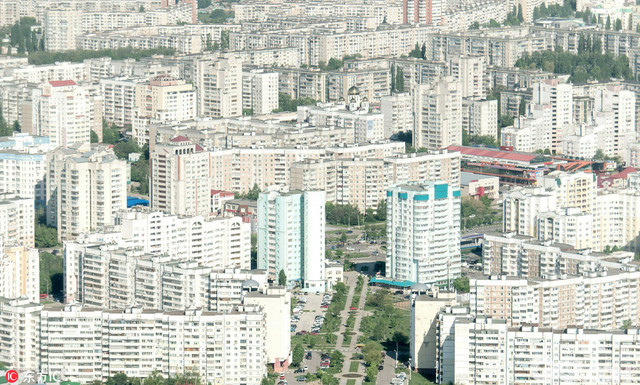俄罗斯，摄影师Serquei Fomine空中俯拍别尔哥罗德州，星罗棋布的田地、渐变色的铁矿、格子铺一样的车库，还有城市里鳞次栉比的房屋。一组空中俯瞰图，带你不一样的视角看俄罗斯。