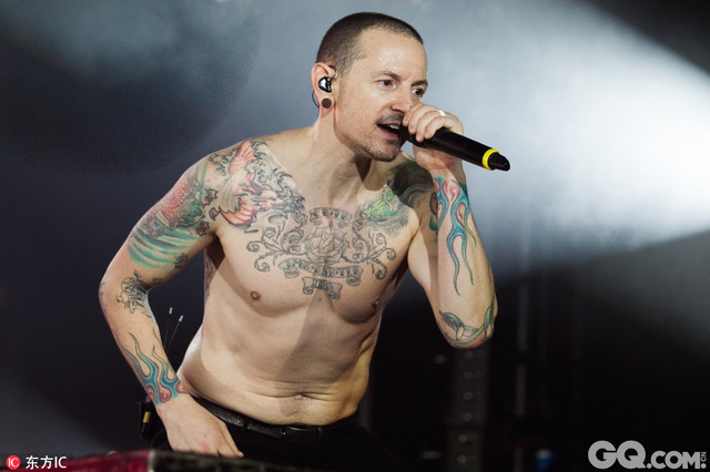 当地时间2017年7月20日，美国加州，林肯公园（Linkin Park）主唱查斯特-贝宁顿（Chester Bennington）于当天上午9时被发现在其位于洛杉矶的Palos Verdes Estates住宅内自杀身亡（上吊轻生），享年41岁。