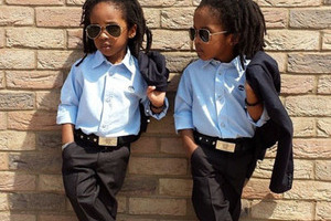  英3岁双胞胎兄弟穿衣有型 互称“国王”