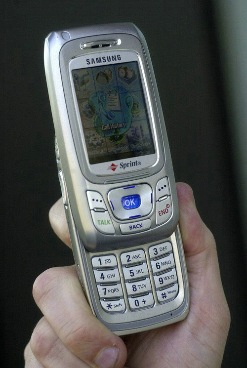 但在10年前的2005年,三星出品的智能手机mm-a800,支持3g模式,仅有一颗