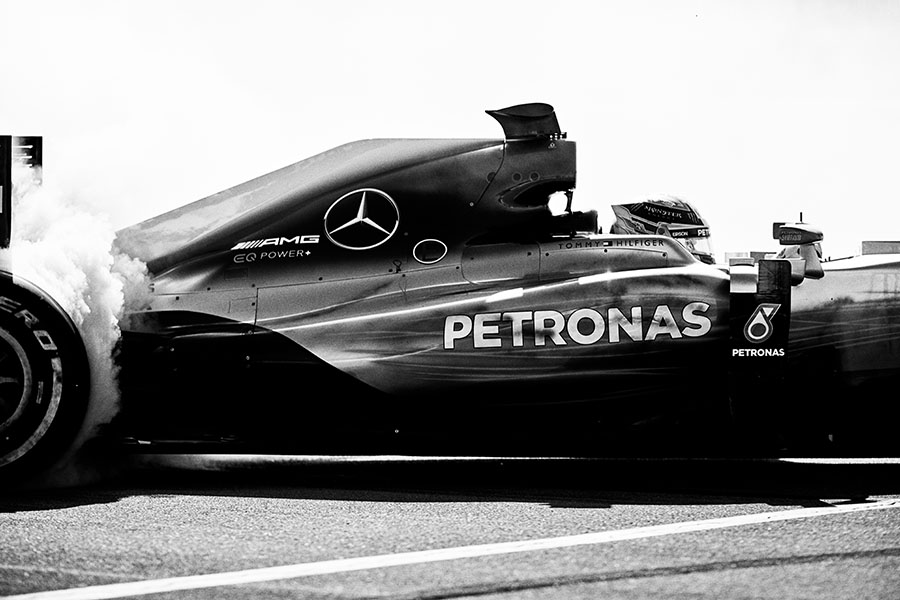 TOMMY HILFIGER携手F1世界冠军车队MERCEDES-AMG PETRONAS MOTORSPORT
