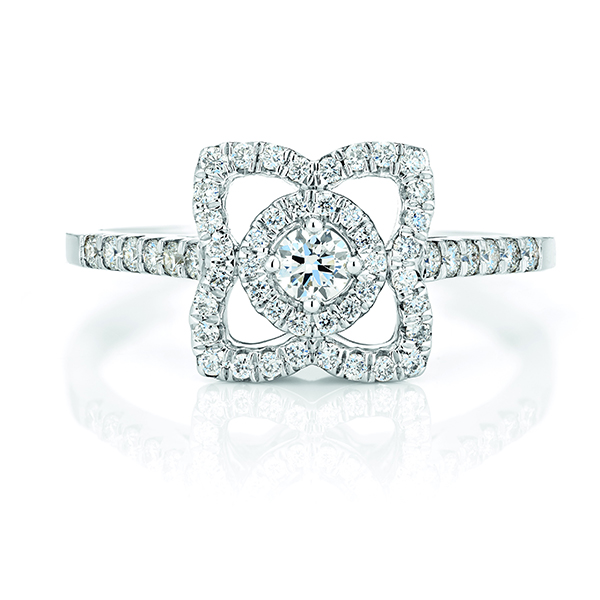 伟德bv1946官网-白鹿再出神图！一袭冰蓝亮面挂脖长裙很清新满满春日女神气息！