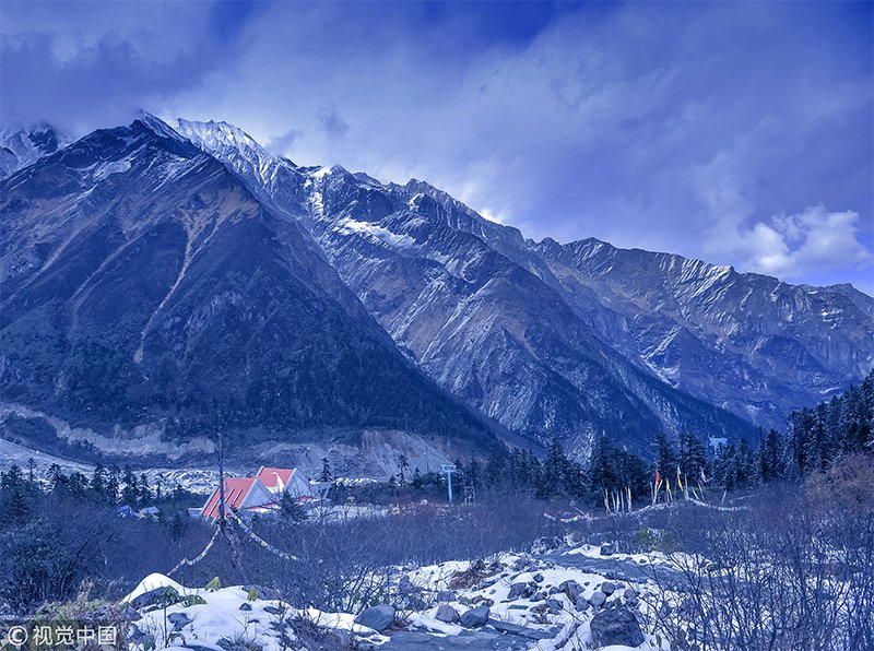 12月最佳旅行地:到了冬天,整个海螺沟一片白雪皑皑,露天温泉池的蒸汽滚滚腾空,原始森林中的绿树与奇花异草朦胧一片,影影绰绰。 12月最佳旅行地:到了冬天,整个海螺沟一片白雪皑皑,露天温泉池的蒸汽滚滚腾空,原始森林中的绿树与奇花异草朦胧一片,影影绰绰。