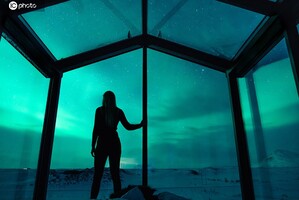 在冰岛雷克雅未克，两间豪华玻璃小屋被美丽的北欧风景所包围。这两间小屋由透明玻璃组成，屋内拥有基本的...