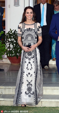 凯特王妃在印度新德里身穿印花薄纱礼服出席当地为英国女王伊丽莎白二世举办90岁生日，凸显纤细身材之余，...