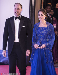 抵达印度孟买当晚，与威廉王子一同出席宝莱坞慈善晚会，身着伦敦设计师 Jenny Packham为此次出访特别设计...