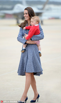 凯特王妃抱着乔治小王子准备乘专机回国，结束此次澳大利亚之行，同样一条裙子的休闲穿法。凯特王妃真是抱...