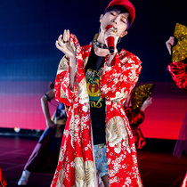 李宇春穿着古驰特别设计造型亮相2018“流行（liú xíng）” 巡回演唱会上海站