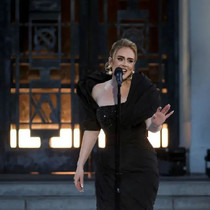 一場演唱會狂吸1億美金！除了會唱會賺Adele還是美甲達人-本周最佳著裝/最差著裝