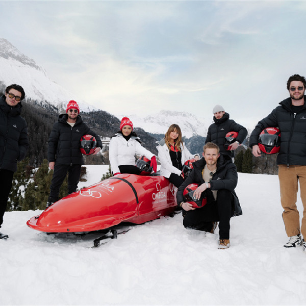欧米茄携群星 于圣莫里茨体验有舵雪橇项目