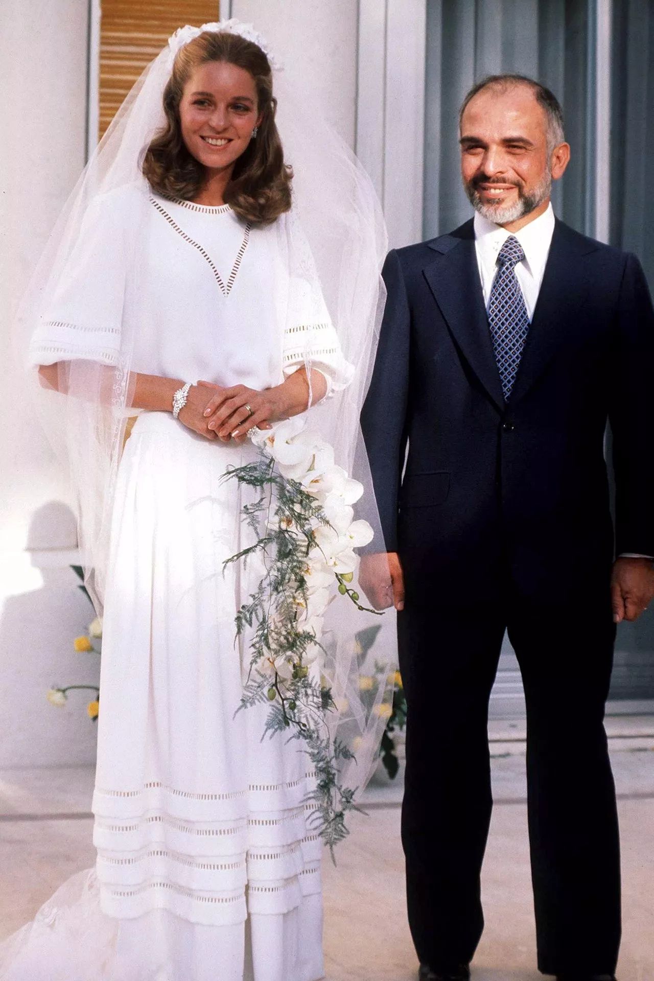 约旦国王夫妇参加女儿毕业典礼 萨尔玛公主穿军装英气亮相