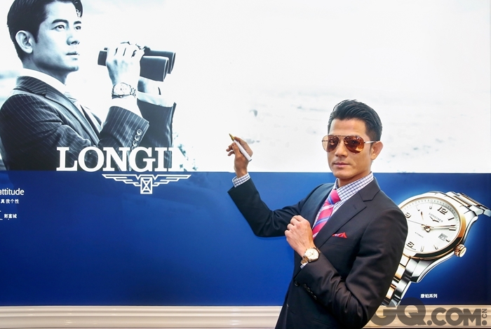 浪琴表优雅形象大使郭富城展示浪琴表康铂系列精钢玫瑰金腕表。