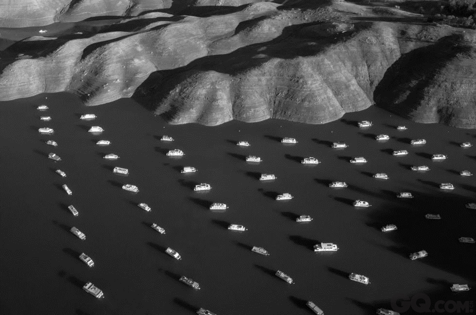 3.	摄影师用航拍多轴飞行器拍摄了在美国加利福尼亚州奥罗维尔湖上，一排排的居住船显得生活十分平静，可在海岸线上却能看出长达数月的干旱。摄影师：托马斯-凡-胡特维（VII图片社）