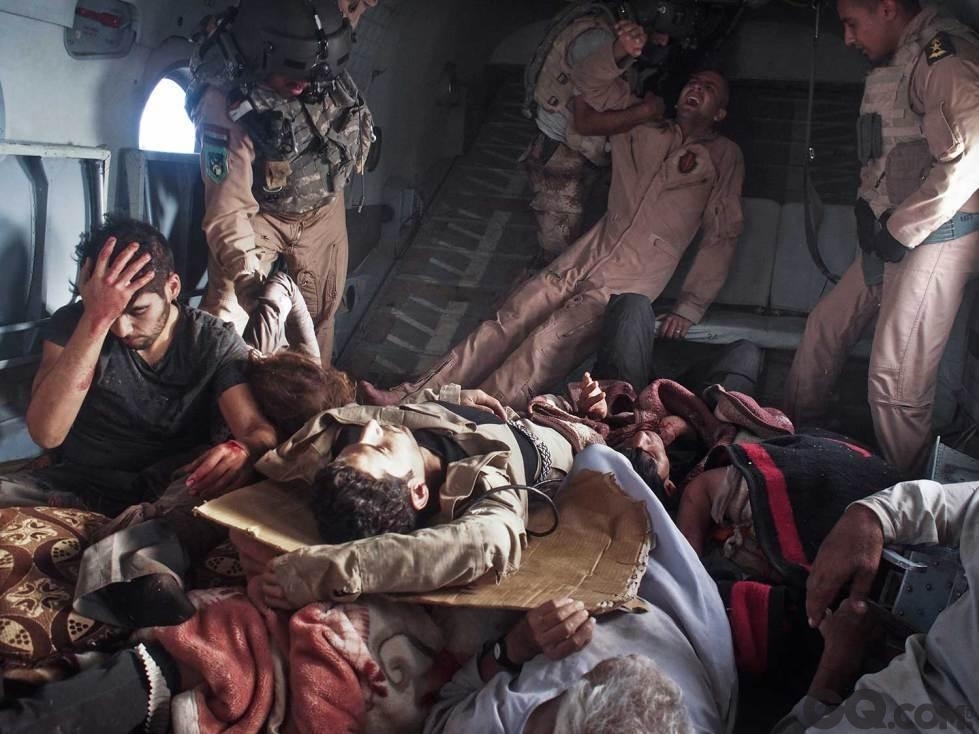 7.	八月，“伊拉克伊斯兰国”武装分子将宗教少数群体困在伊拉克北部库尔德地区。图为在第一架到该地区救援的直升机坠毁后，第二架救援直升机拯救已在坠机中受伤的人们的景象。摄影师：莫伊塞斯-萨曼（时代周刊）