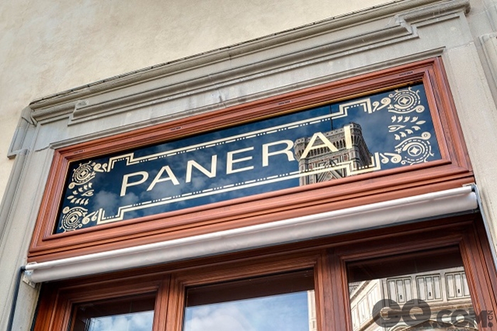 沛纳海位于其发源地佛罗伦萨的历史专卖店，经过扩充后重新开幕。品牌特地邀请著名建筑设计师Patricia Urquiola 参与计划。
