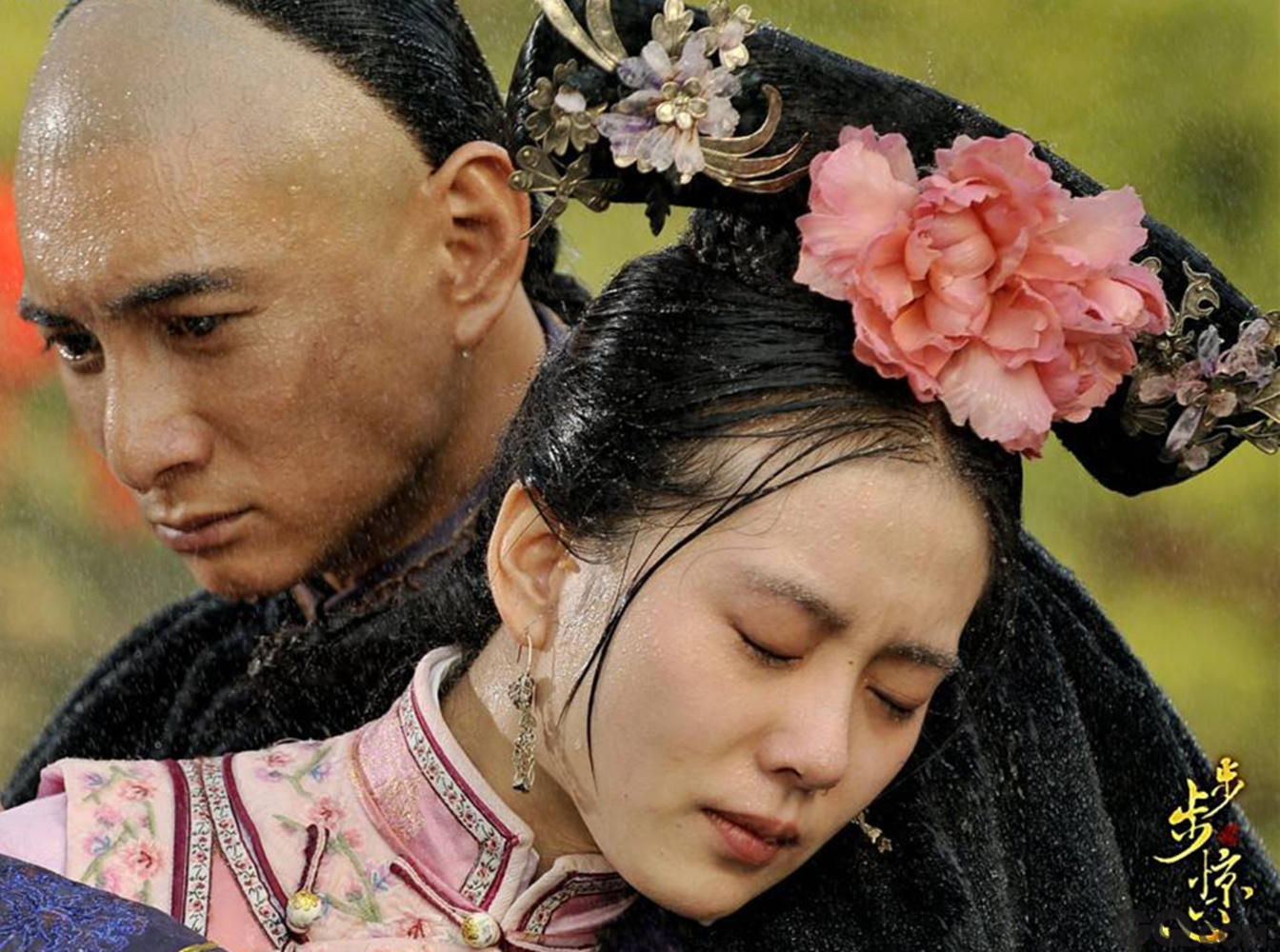 吴奇隆因出演《步步惊心》的深情“四爷”一角而走红，在戏里与饰演“若曦”的女星刘诗诗成为荧幕情侣。