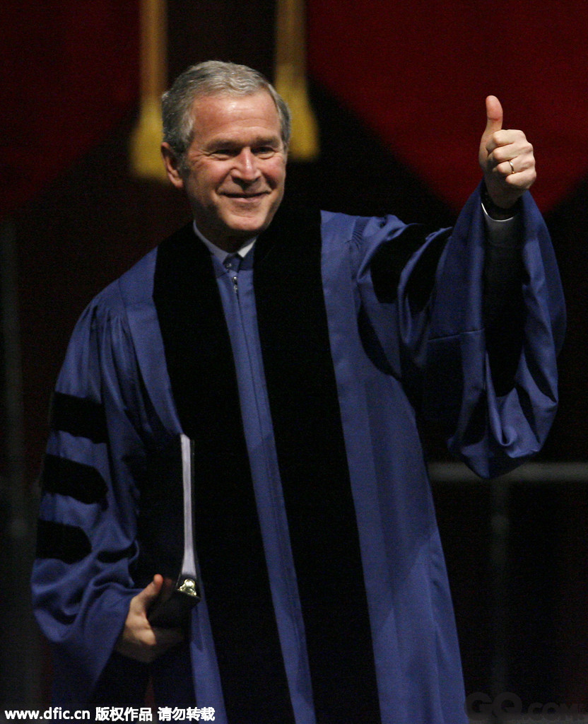 当地时间2008年12月12日，美国德克萨斯州，美国总统布什穿着学士服出席德州农工大学毕业典礼。   