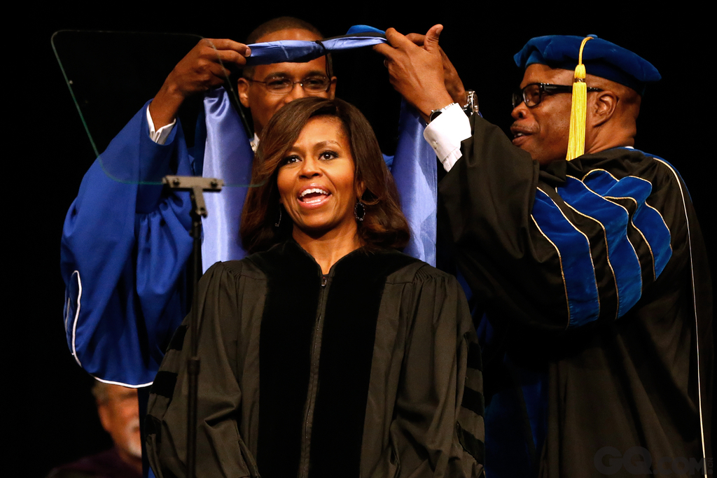 当地时间2014年5月10日，美国新奥尔良，美国第一夫人米歇尔-奥巴马参加迪拉德大学的毕业典礼，被授予荣誉学位，并穿着学士服与学生玩自拍。     